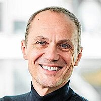 Zeigt ein Portrait des Präsidenten des Körber-Geschäftsfeldes Pharma.