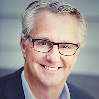 Zeigt den Geschäftsführer Tim Moreton des Packaging-Geschäfts des Körber-Geschäftsfelds Pharma im Portrait.